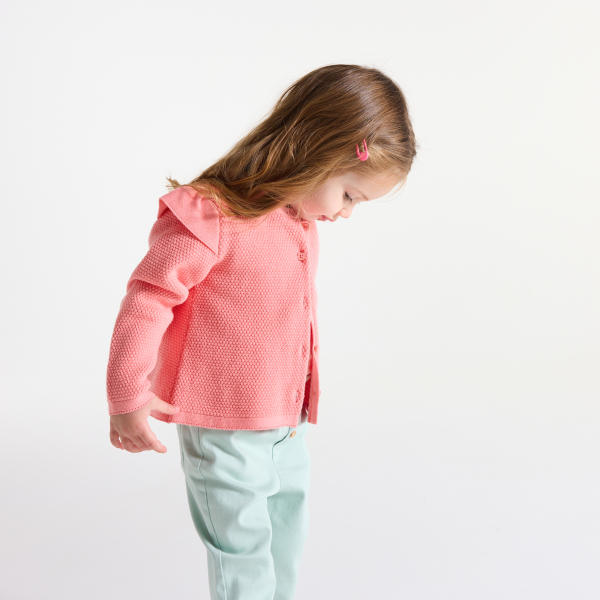 سترة فاخرة من التريكو مع كشكشة، باللون البرتقالي اللامع للفتيات الصغيرات